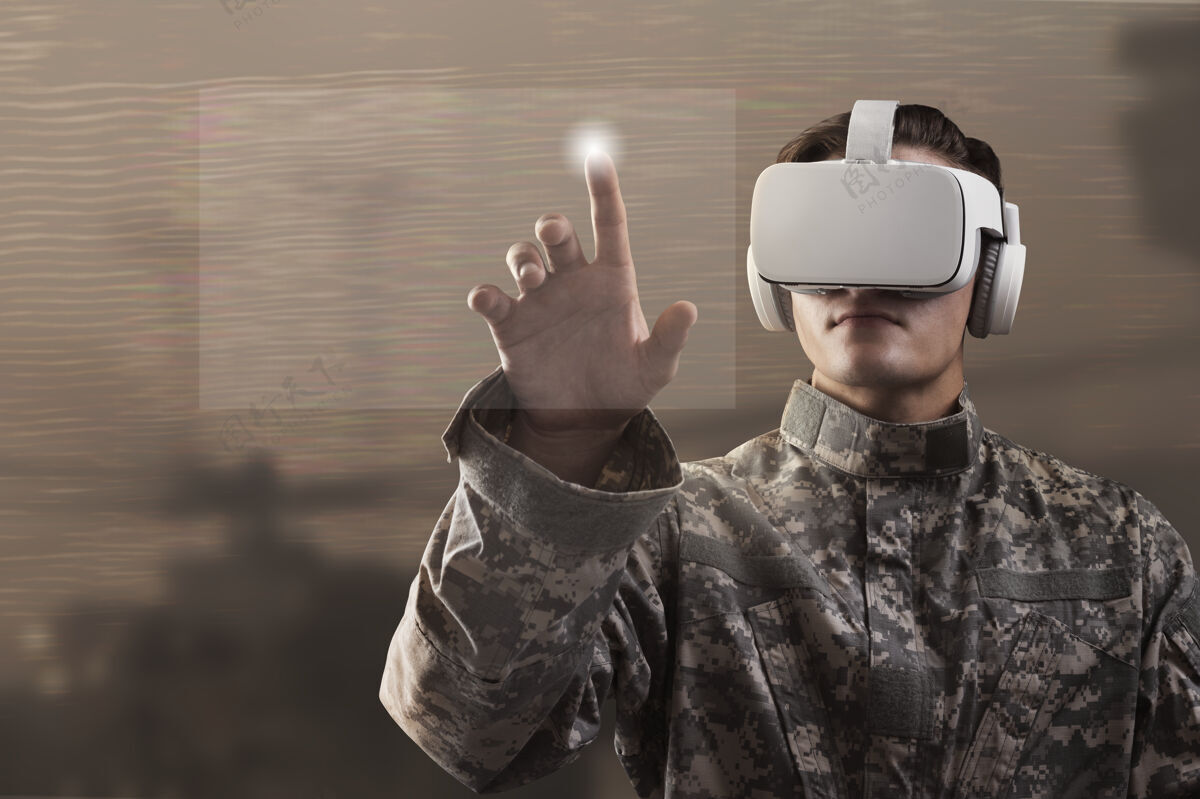 创新士兵在虚拟现实耳机触摸虚拟屏幕模拟眼镜训练