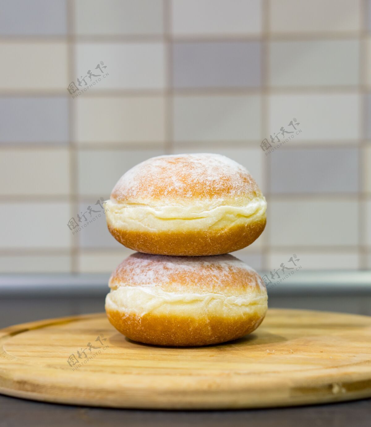 美味两个新鲜甜甜圈在木板上的特写镜头自制蛋糕早餐