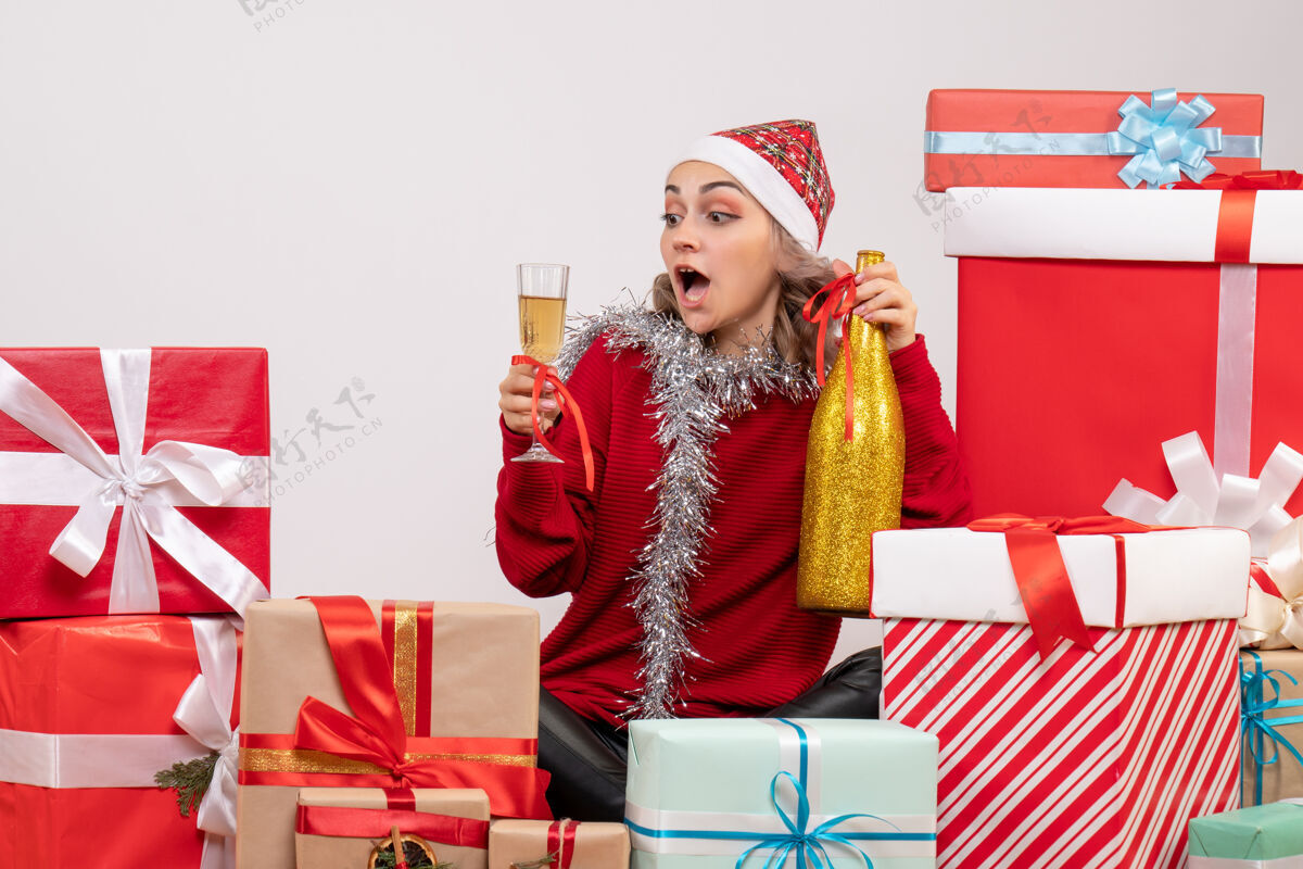 购物正面图年轻女性围坐在圣诞礼物旁颜色礼物快乐