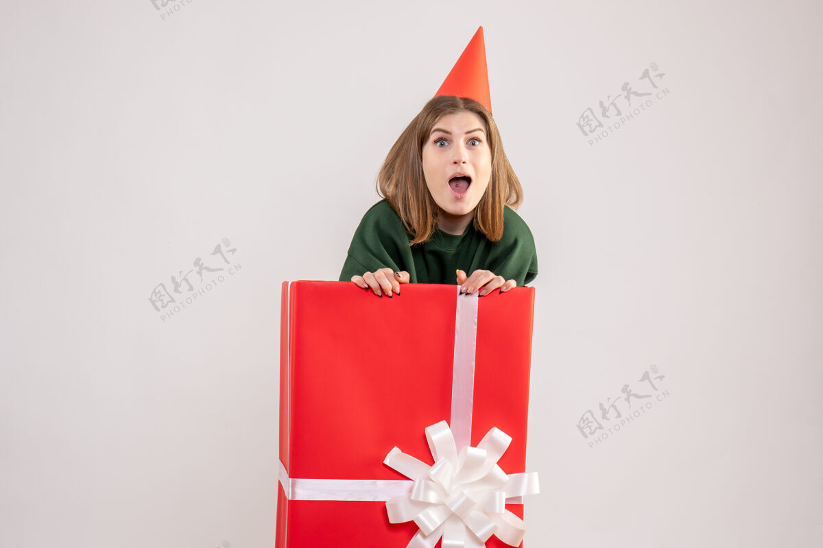 里面正面图红色礼品盒内的年轻女性惊喜红色礼物