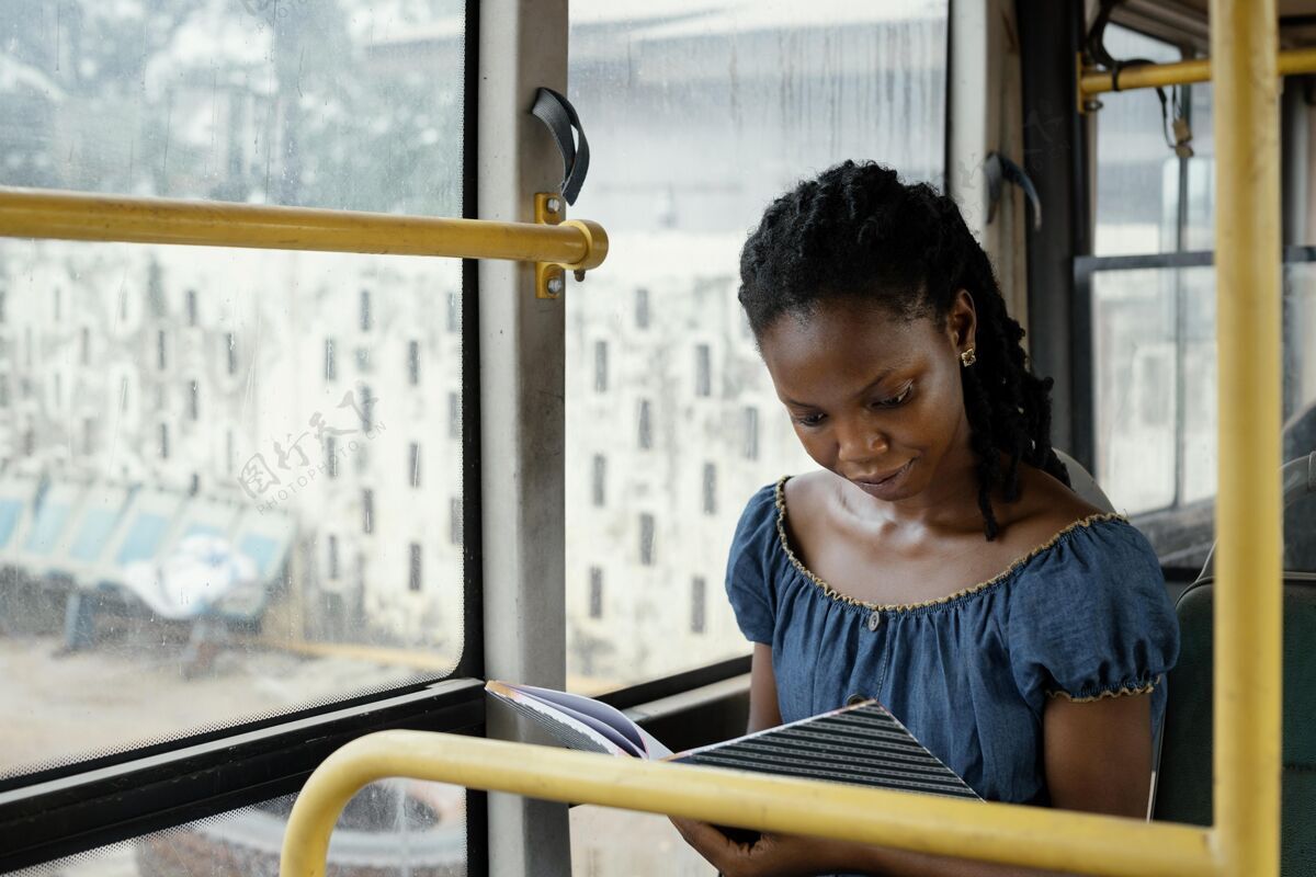 旅行中枪女人在公共汽车上看书女人车辆旅行