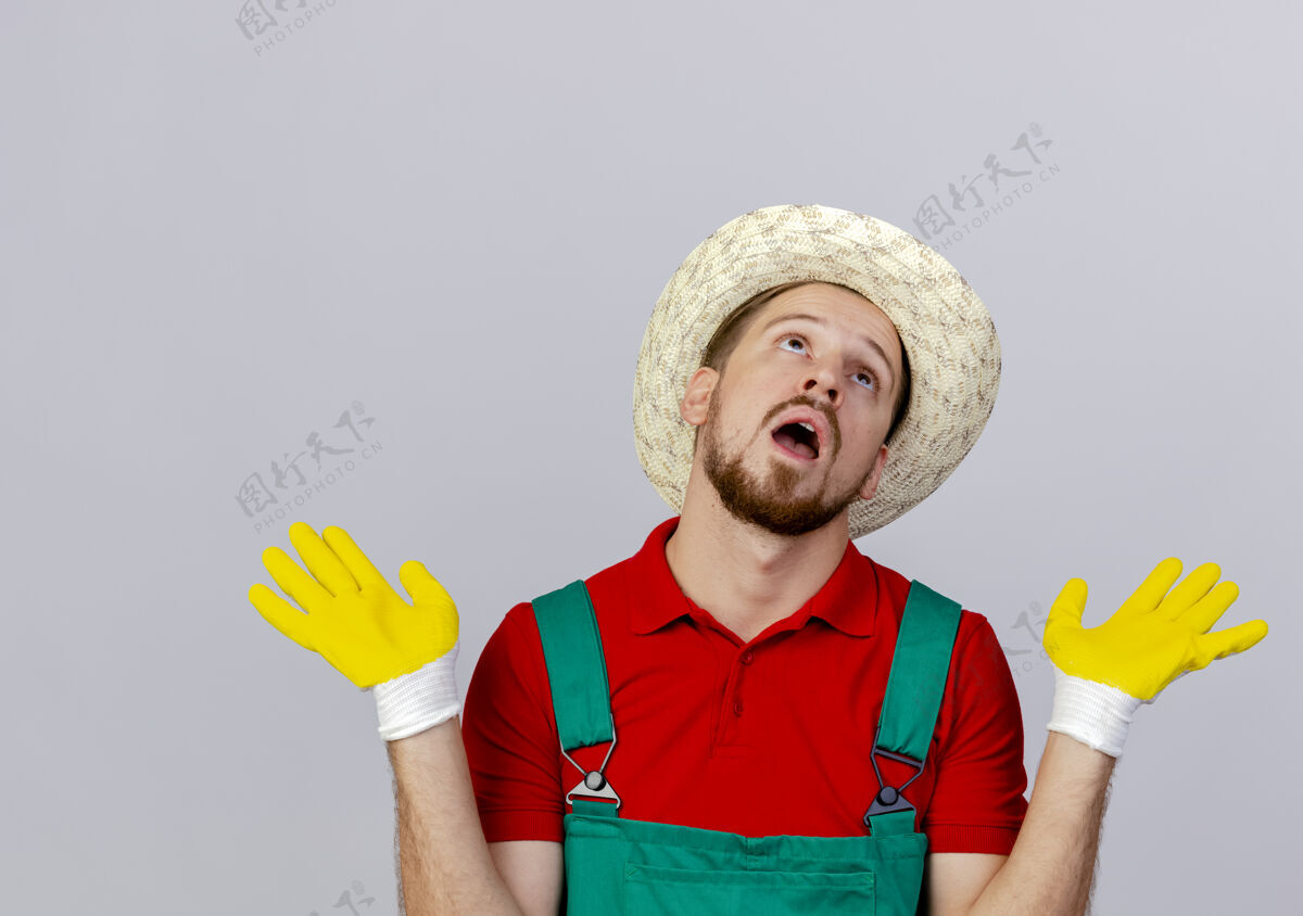印象年轻英俊的斯拉夫园丁穿着制服 戴着园艺手套和帽子 抬头望去 两手空空的斯拉夫人园艺男人