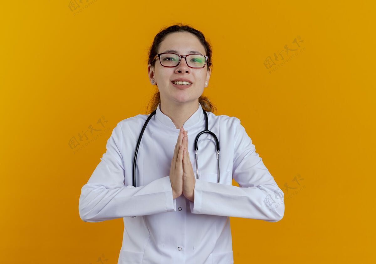 手势这位年轻的女医生穿着医用长袍 戴着听诊器 戴着眼镜 神态孤僻人橙色听诊器