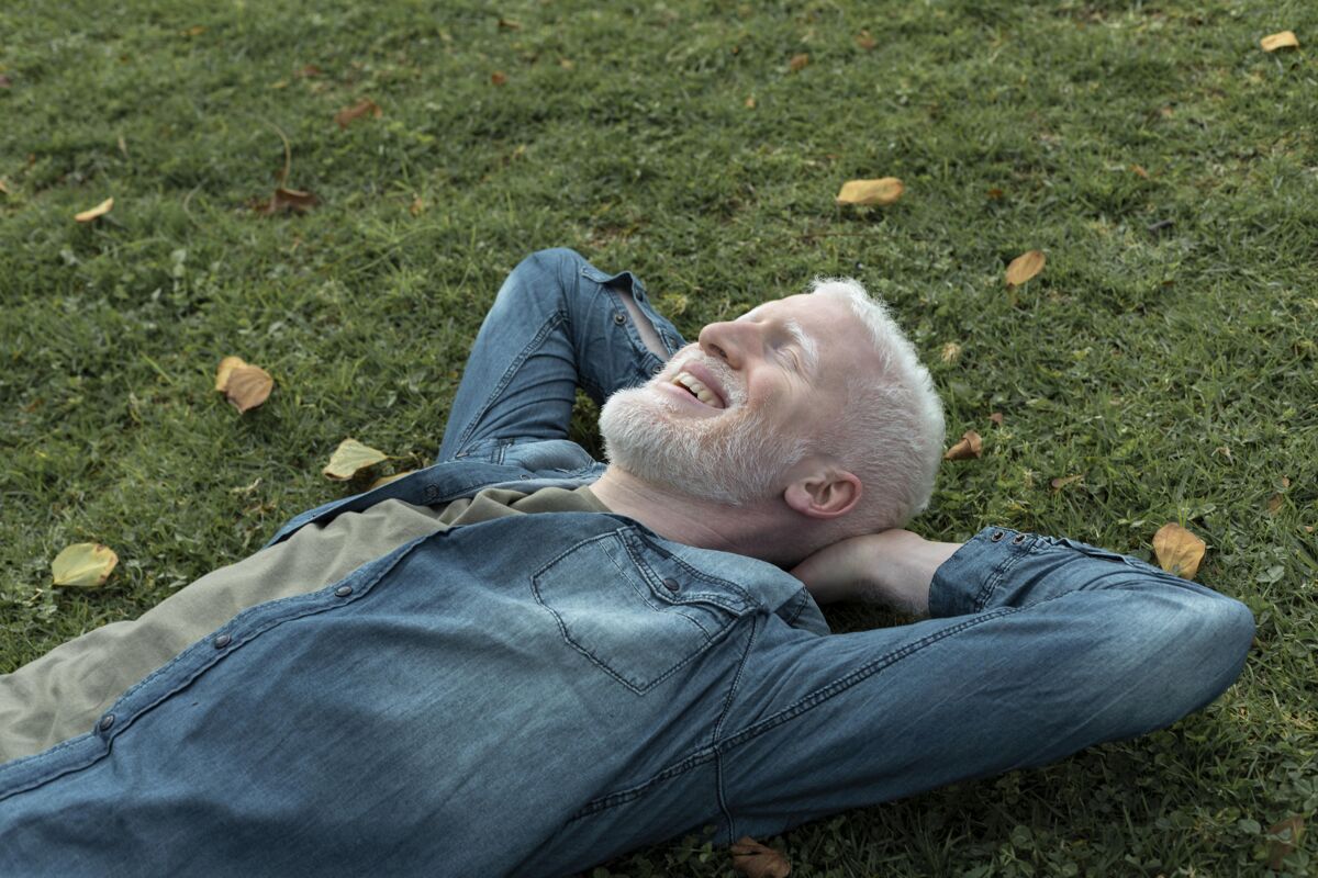 肖像中枪男子躺在草地上成人人蔬菜