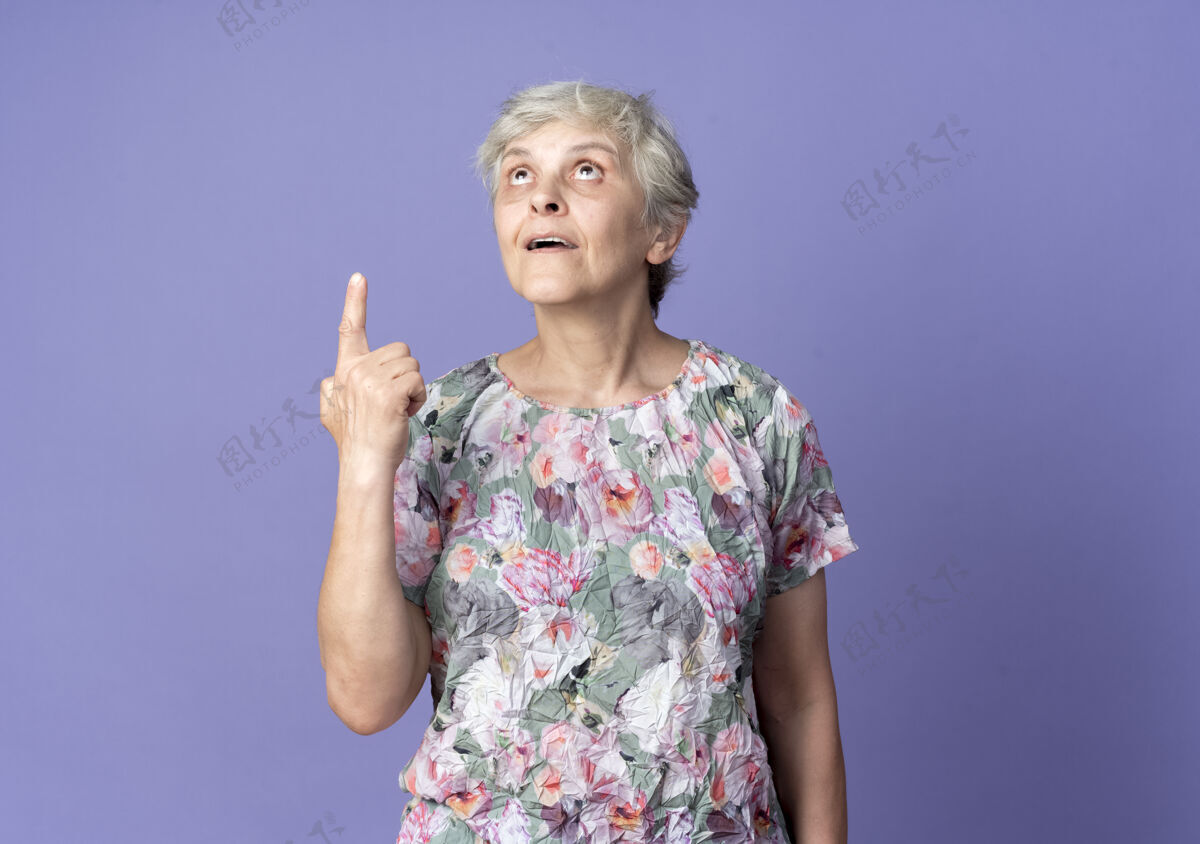 老的高兴的老妇人点了点 抬起头 孤零零地站在紫色的墙上请紫色女人