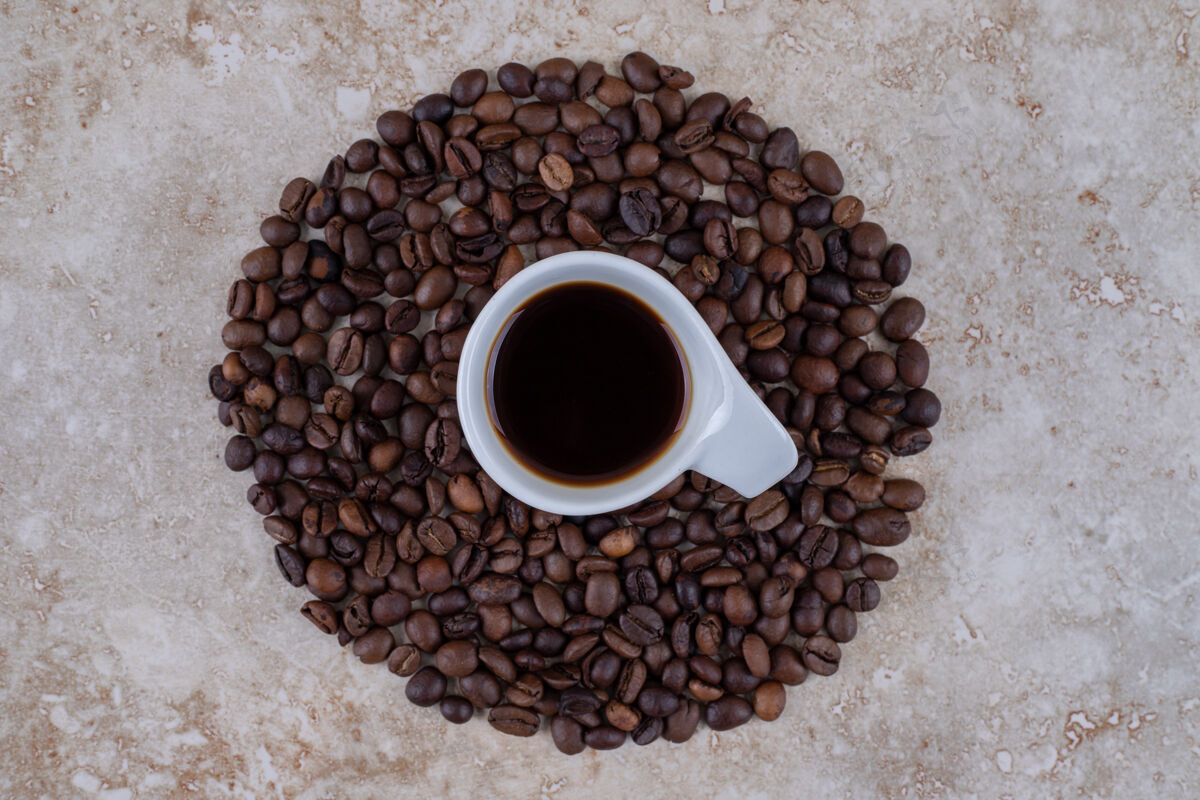 咖啡一杯咖啡 周围是咖啡豆咖啡因整洁芳香