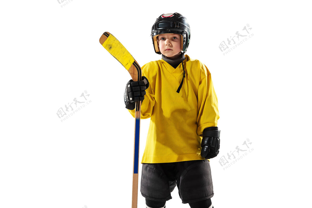 曲棍球冰球场上拿着棍子的小冰球手 白色的快速溜冰裙子