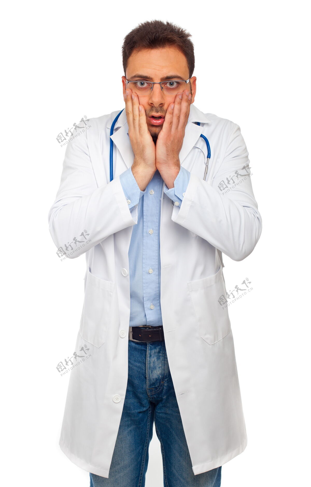 心脏病专家绝望的年轻医生被隔离在白色的土地上保健检查医生