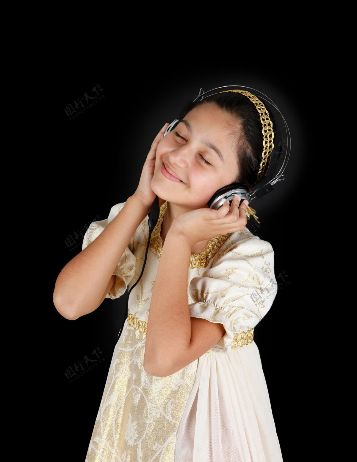 耳机穿着古装的年轻女孩在黑墙上戴着耳机听音乐狂喜音乐世纪