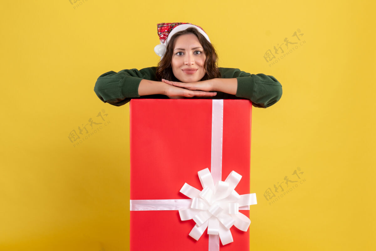 里面正面图年轻女性躲在黄色的礼品盒里病毒盒子人