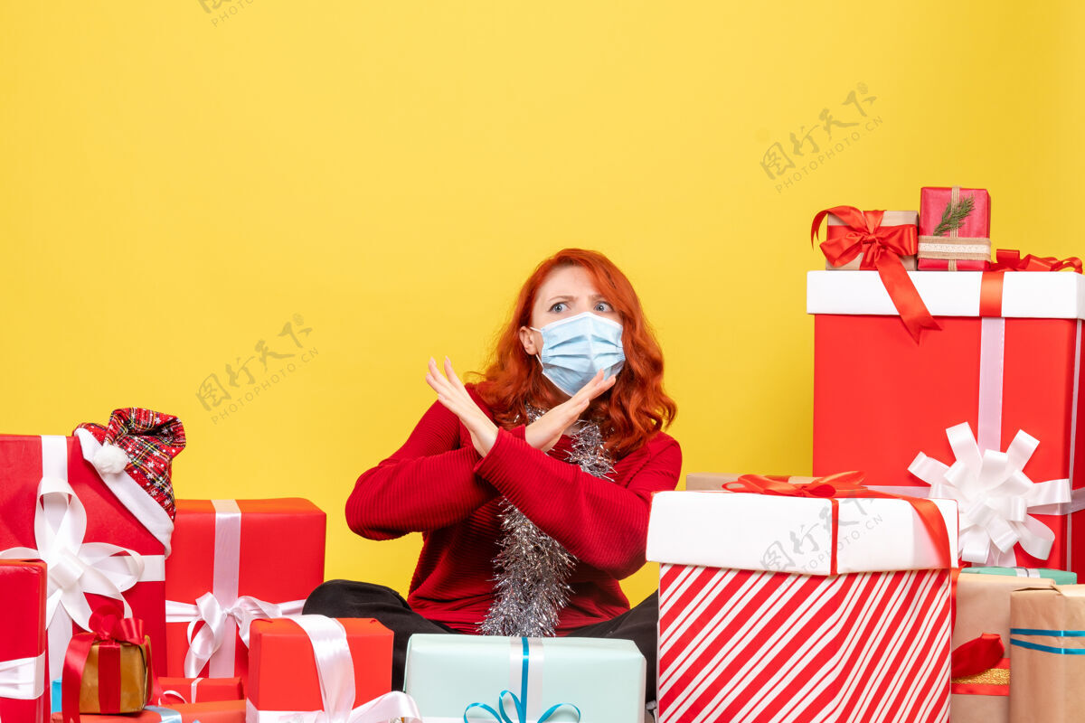 时尚正面图美女围坐在黄色书桌上戴着口罩赠送新年彩壳-圣诞病毒圣诞节面具人