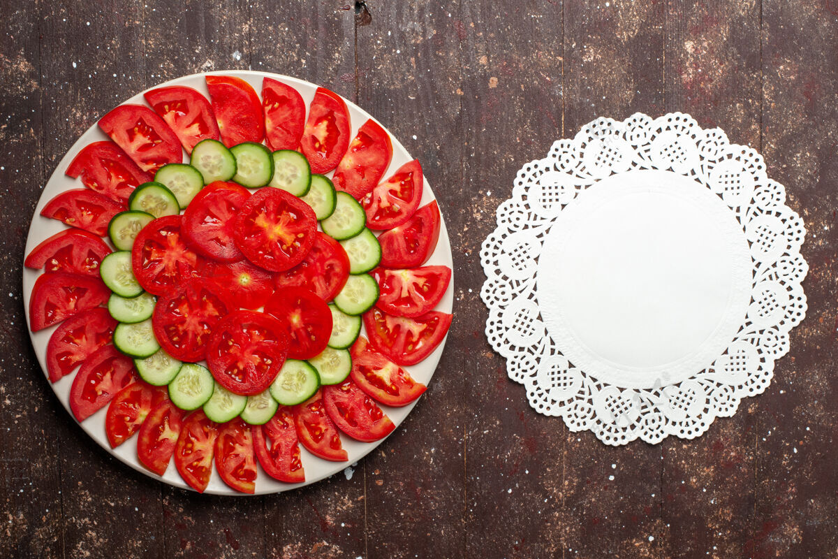 烹饪顶视图新鲜的红色西红柿切片新鲜沙拉在一个棕色的空间水果碗顶部
