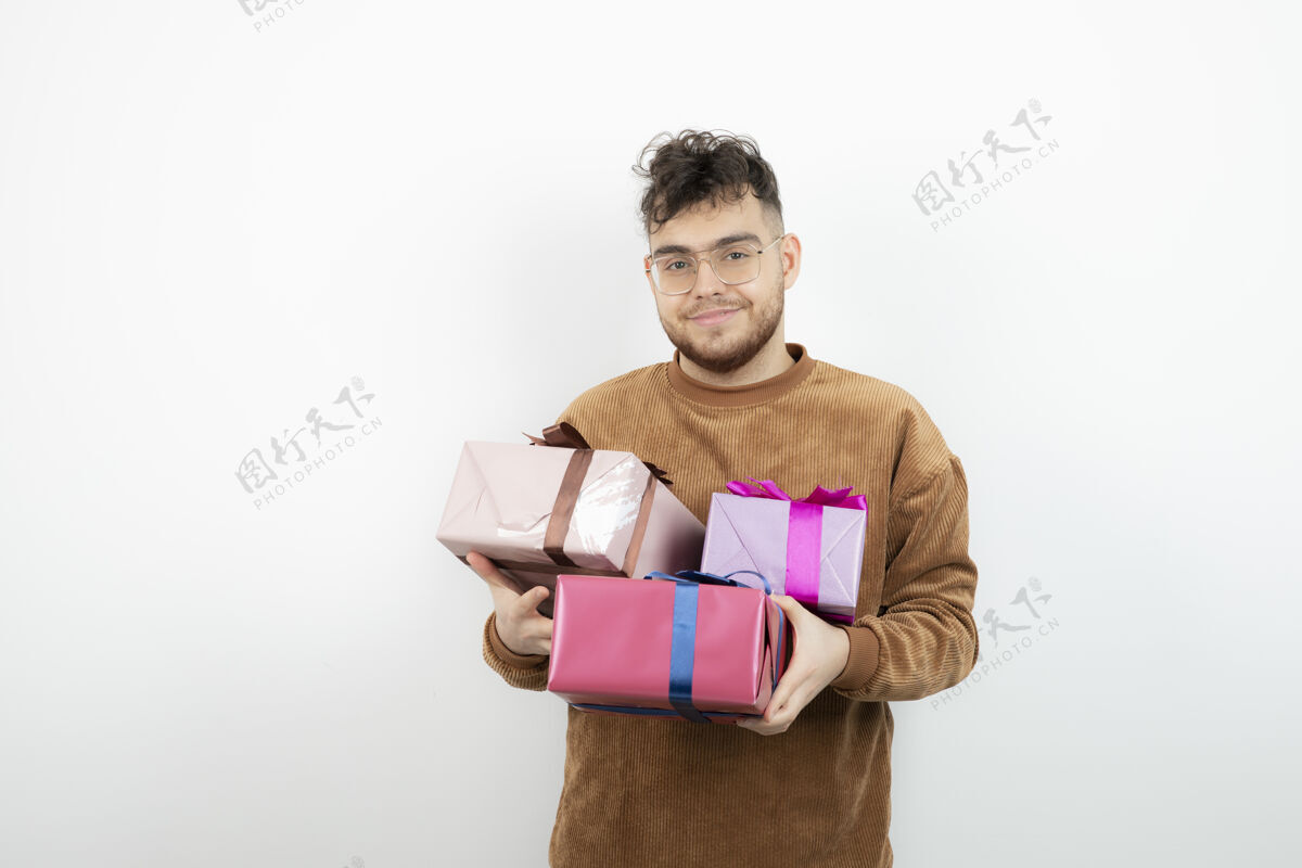 礼物年轻帅哥拿着很多礼盒礼物礼物眼镜