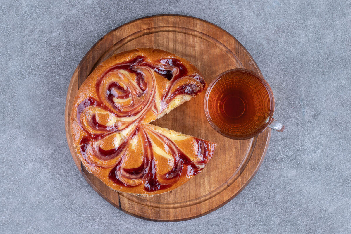 早餐在木板上放一片甜面包和一杯茶芳香风味烘焙食品