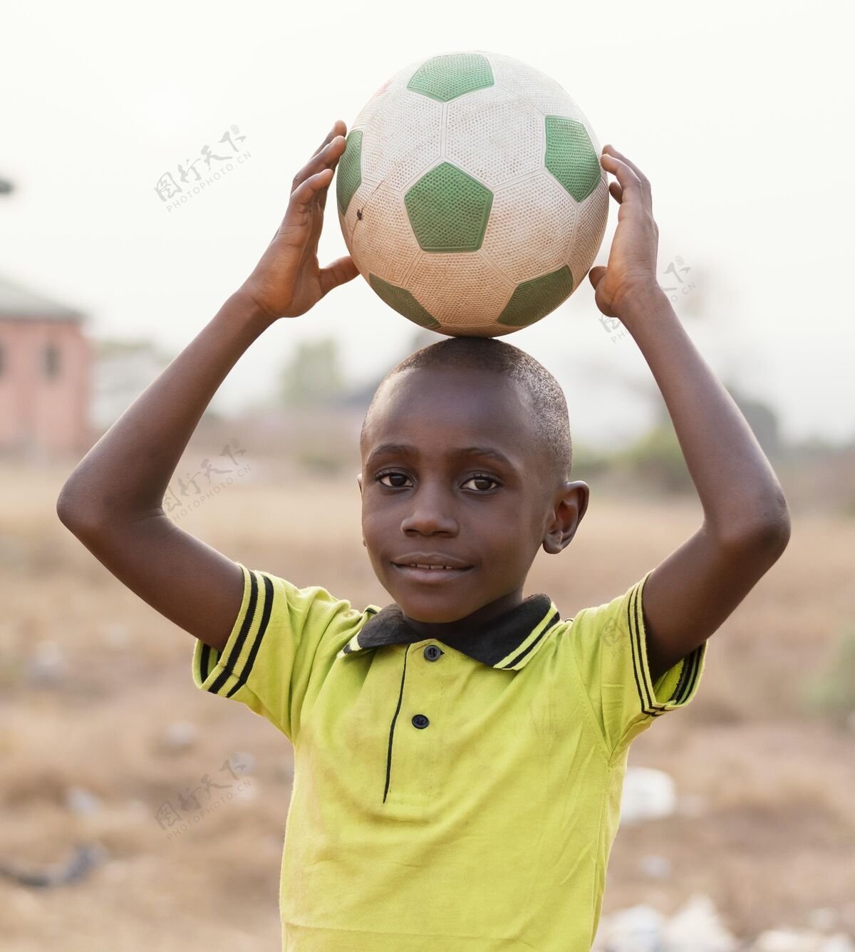 足球比赛一个拿着足球的非洲小孩非洲足球足球