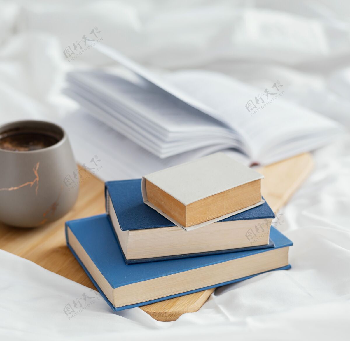 阅读把书放在床上教育杯子知识