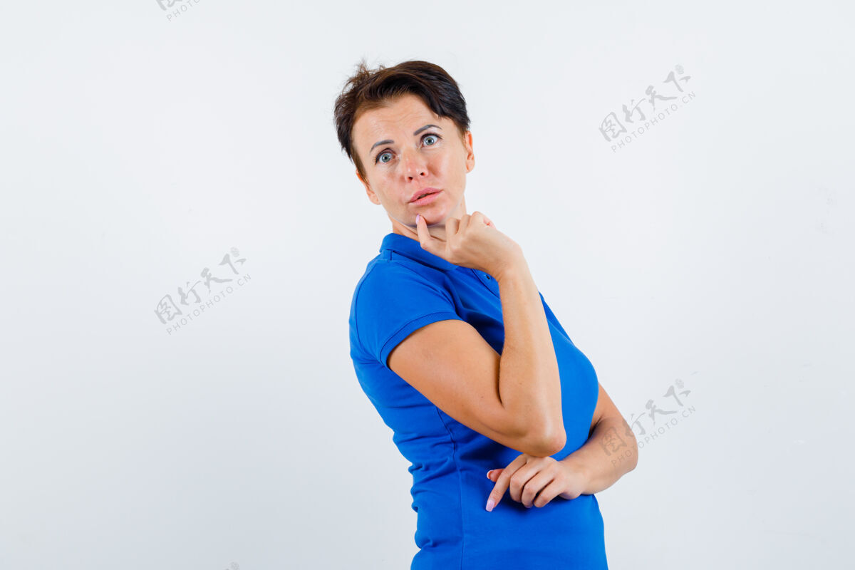 干净穿着蓝色t恤的成熟女人用手指托着下巴 看起来很困惑前视图护理退休皮肤