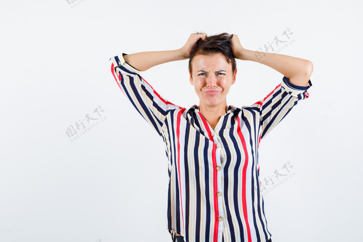 姿势成熟的女人手放在头上 穿着条纹衬衫 看起来很烦躁 正面视图衬衫人信心