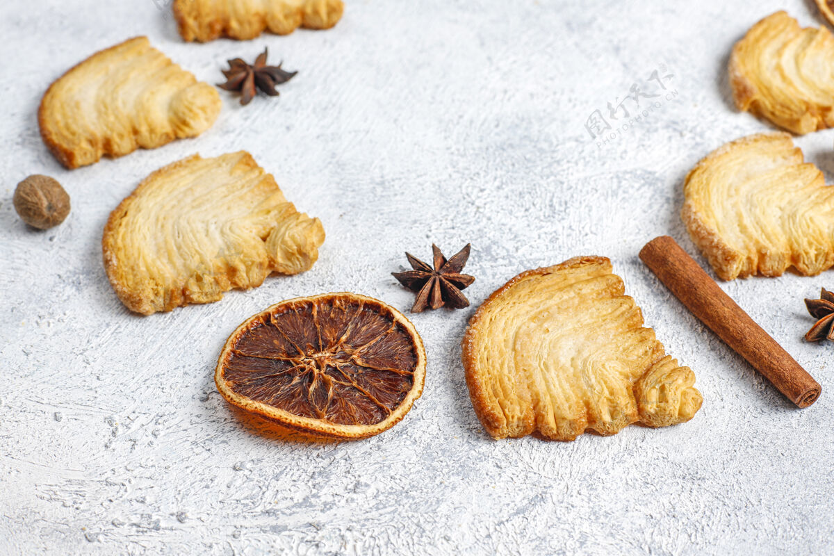 圣诞节烘焙圣诞树形状的酥皮饼干传统冬季十二月