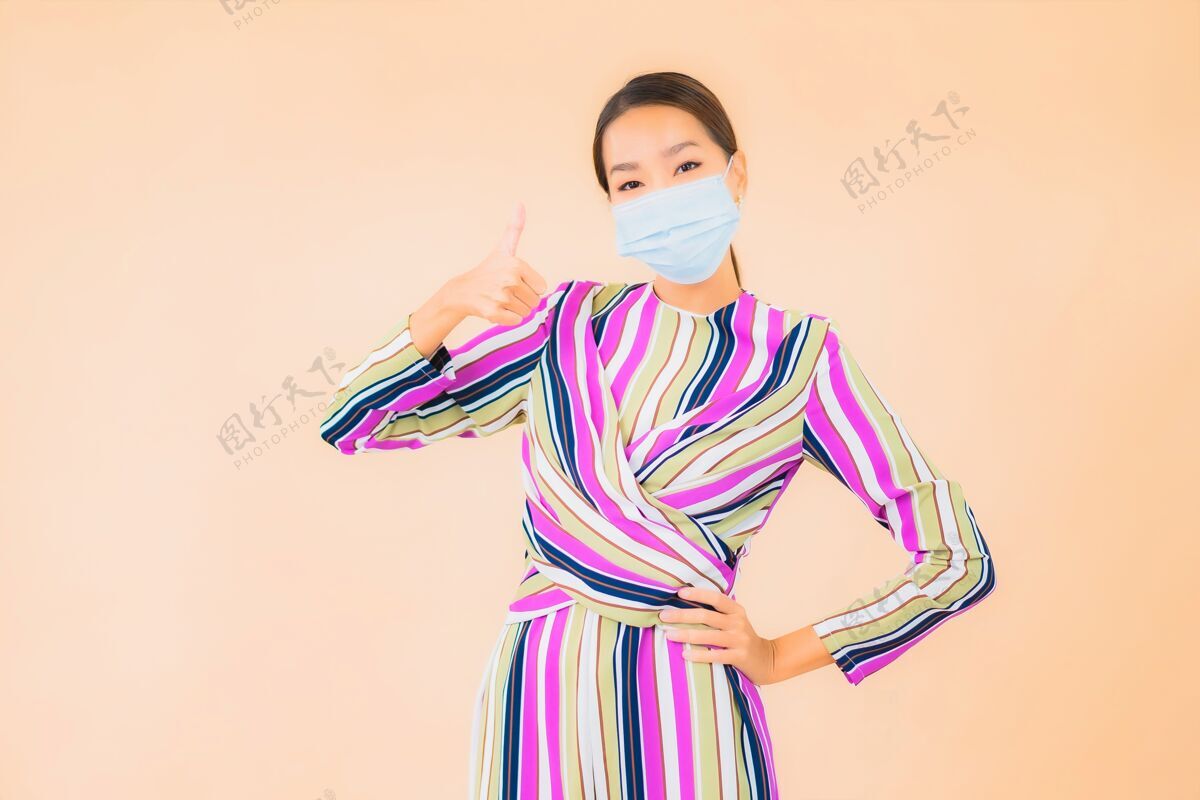 病毒肖像美丽的亚洲年轻女子戴上口罩以防晕病毒或covid19上色安全医疗防护