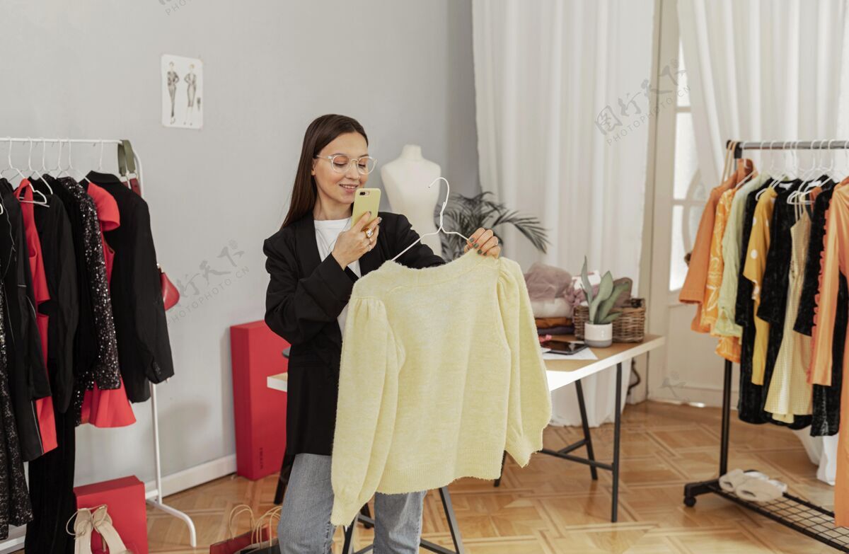 女人服装店员工工作员工服装店模特