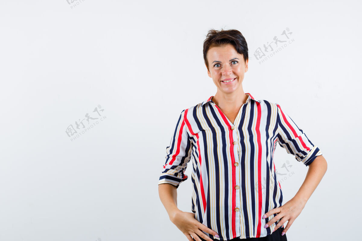 商务成熟的女人手拉着腰 穿着条纹衬衫 看起来很开心 前视图腰老年人成熟