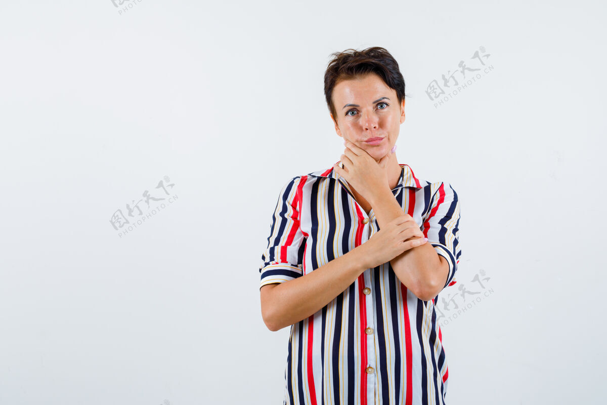 活跃成熟的女人一只手挽着条纹衬衫 看起来很迷人正面图前面白发成人