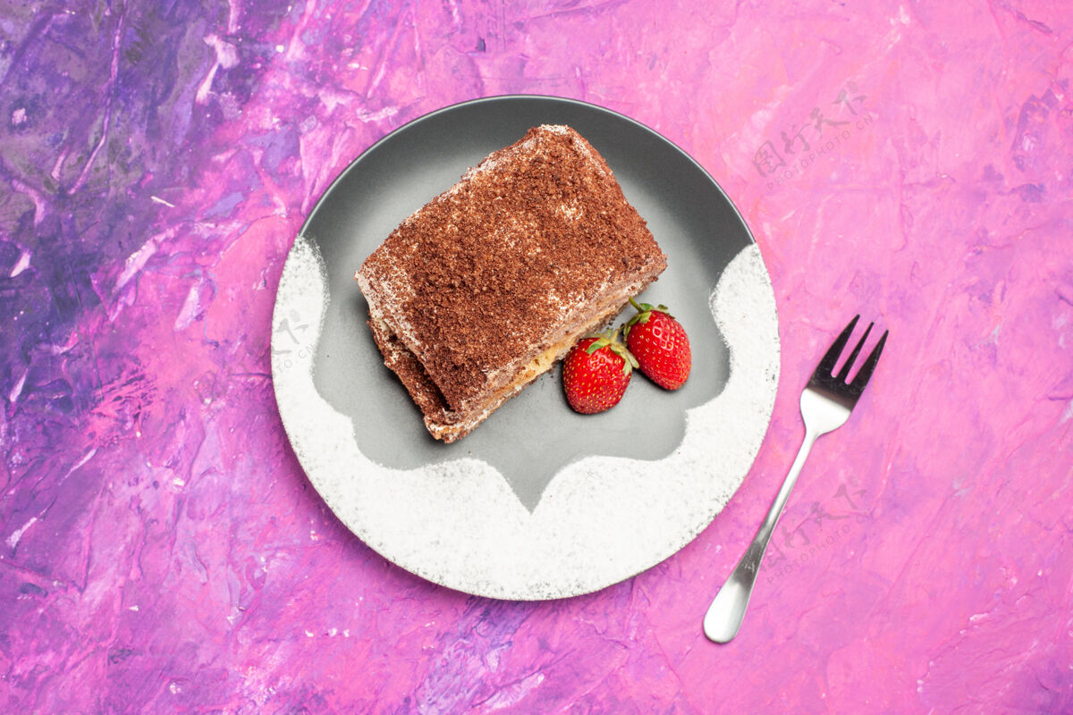 食物粉红色表面上有草莓的美味甜面包卷俯视图饼干餐盘子