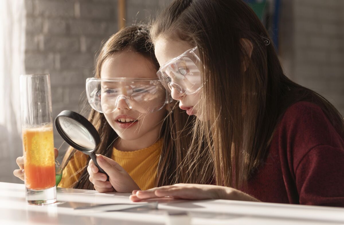 中弹带放大镜的中镜头女孩科学学习教育
