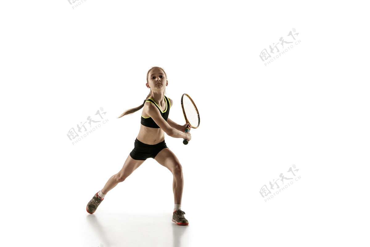 小在白色背景下打网球的白人小女孩童年健康女性