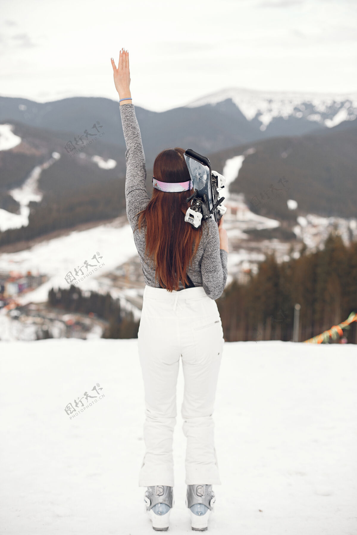 滑雪年轻活跃的黑发滑雪雪山上的女人一个活动雪