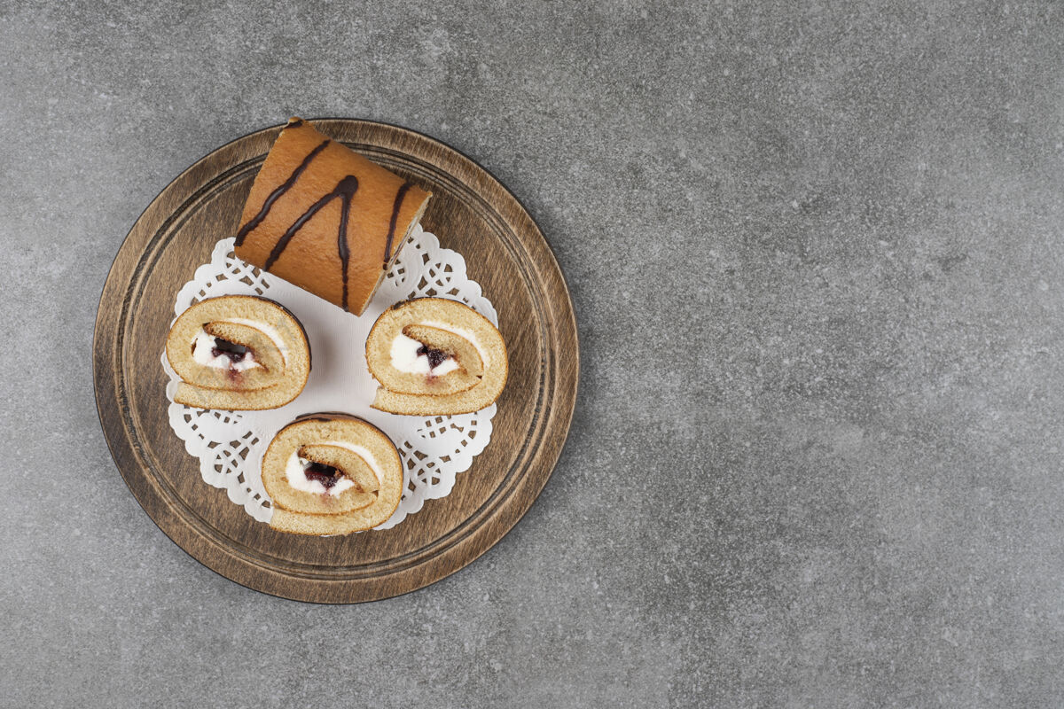 糕点在木板上放几片蛋糕美味面包卷面包房