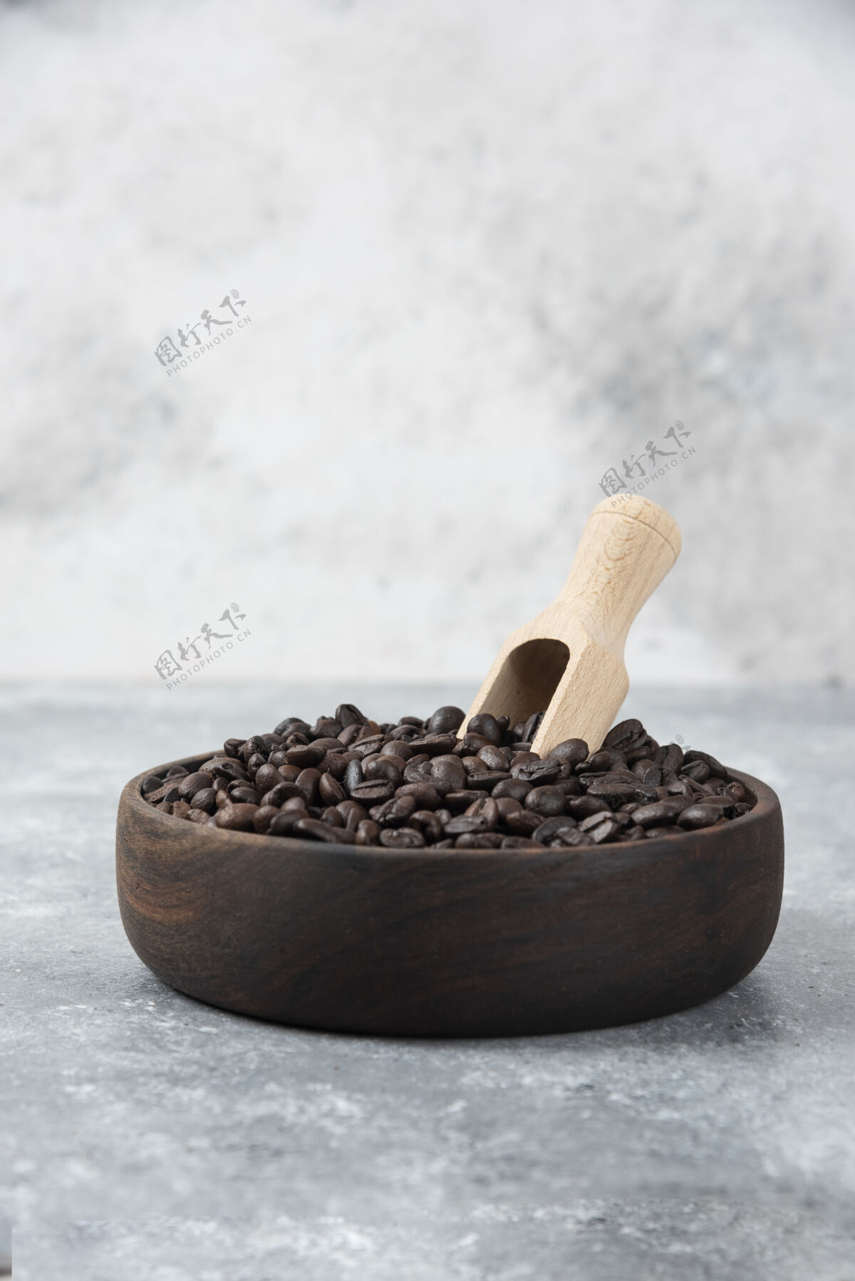 烤木制碗中烤咖啡与勺子大理石表面咖啡因咖啡浓烈的