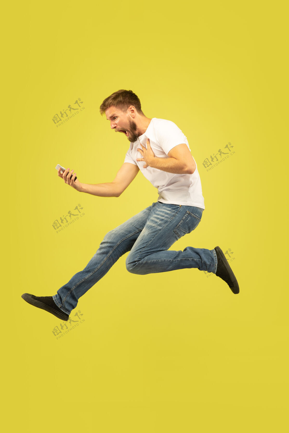 牛仔裤黄色背景上孤立的快乐跳跃人的全长肖像穿着休闲服的白人男模自由选择 灵感 人类情感的概念赢得运动赌注微笑积极快乐