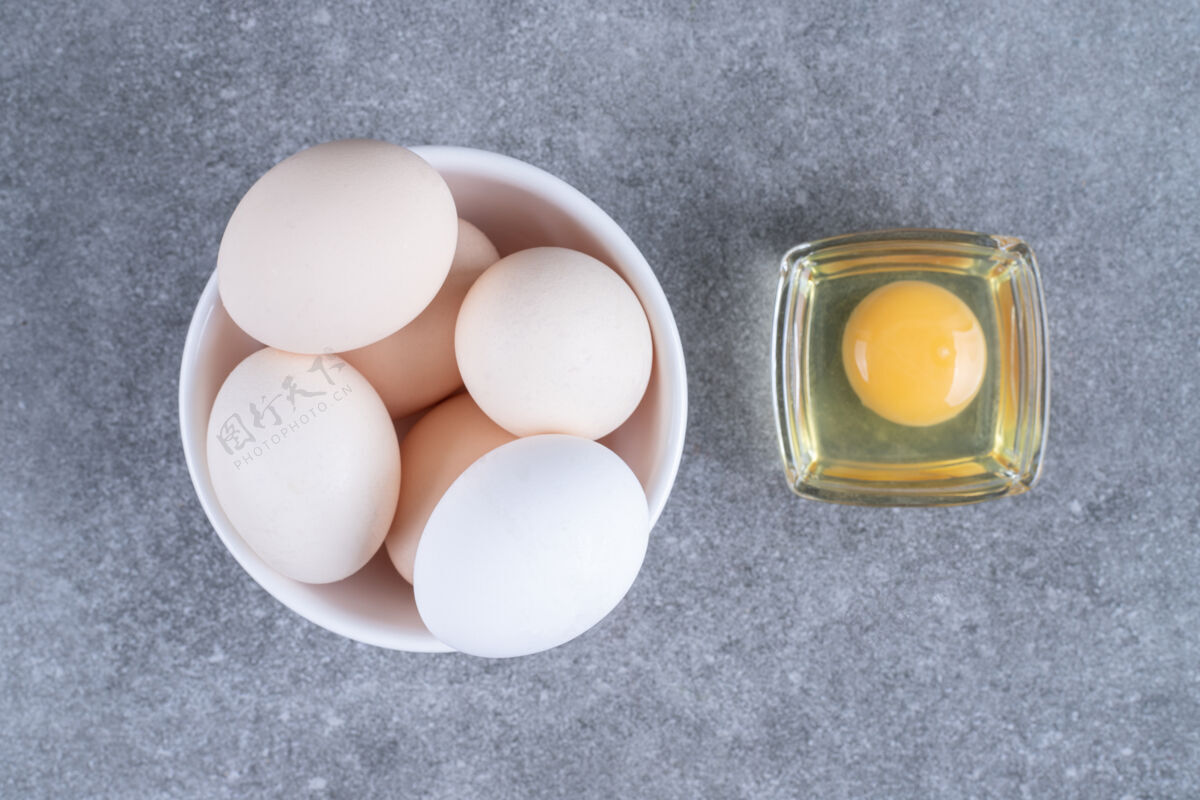生的在白色盘子里放上新鲜的生鸡蛋鸡蛋自然家禽