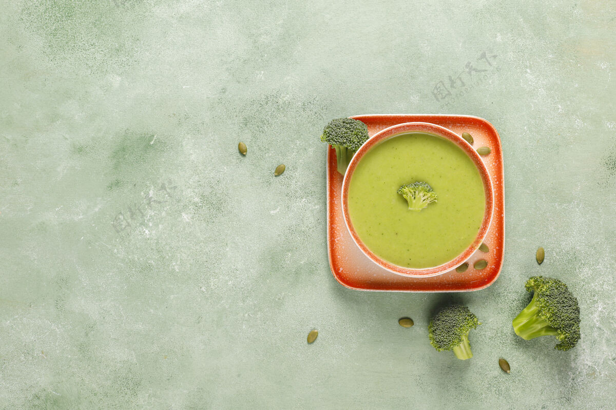 顶视图美味的绿色自制西兰花奶油汤有机美味晚餐