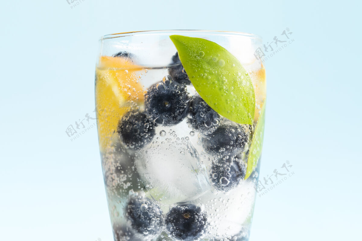 新鲜的一杯蓝莓冷饮的特写镜头水果果汁鸡尾酒