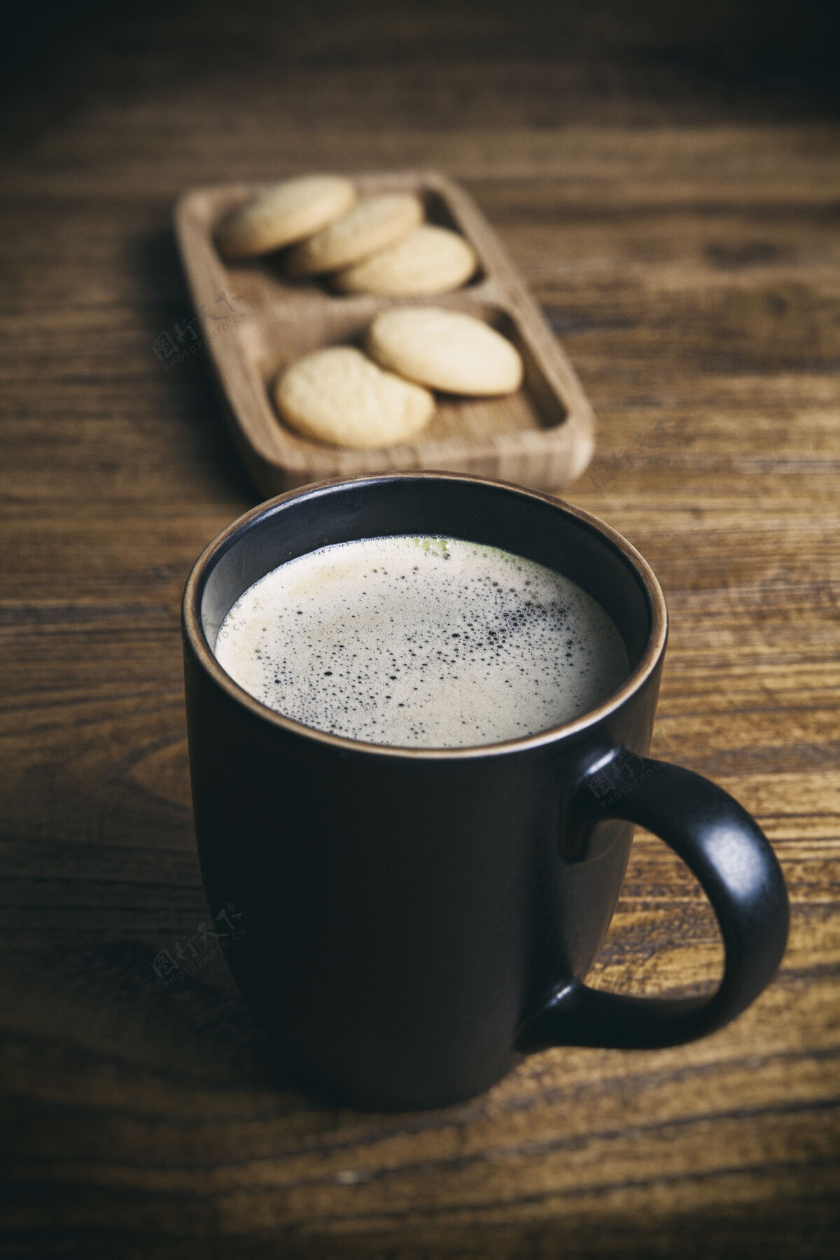 浓缩咖啡一杯黑咖啡和饼干的垂直镜头芳香咖啡馆芳香