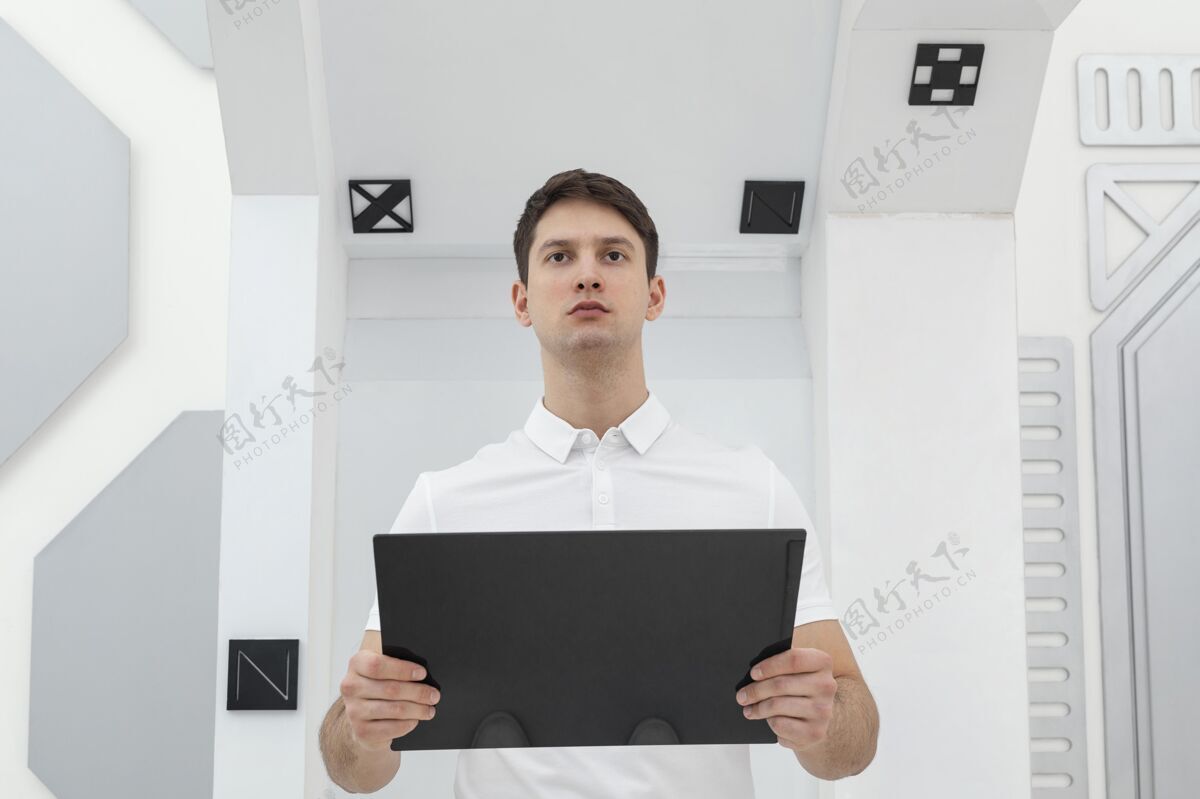 男人穿白衣服的年轻人用平板电脑设备数字平板电脑平板电脑
