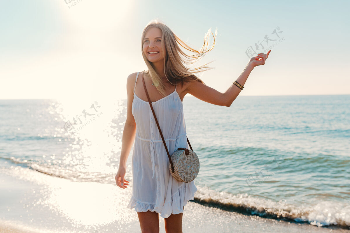 海岸年轻迷人的快乐女子在海边转悠阳光明媚的夏日时尚风格海洋年轻波西米亚
