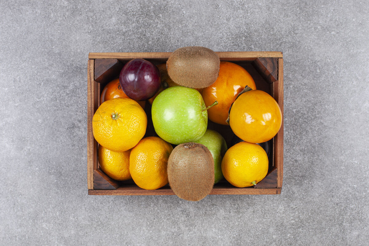 食物木篓里放着各种甜美的新鲜水果木头柑橘篮子