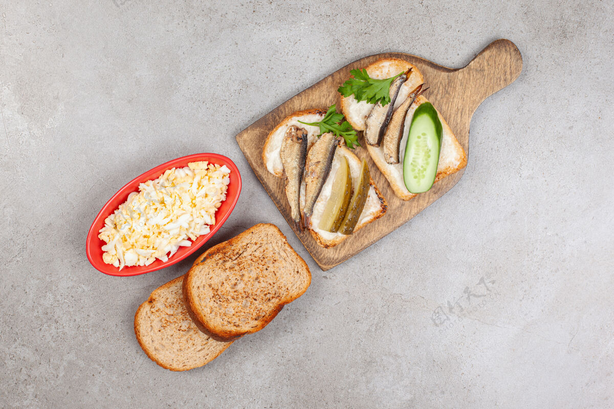 盘子一块木板 上面放着油炸的烤面包和土豆条鱼黄瓜面包房