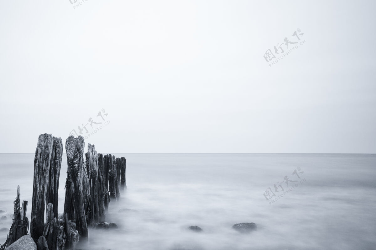 海岸德国奥斯特西多云天空下美丽海景的灰度照片海景海岸风景