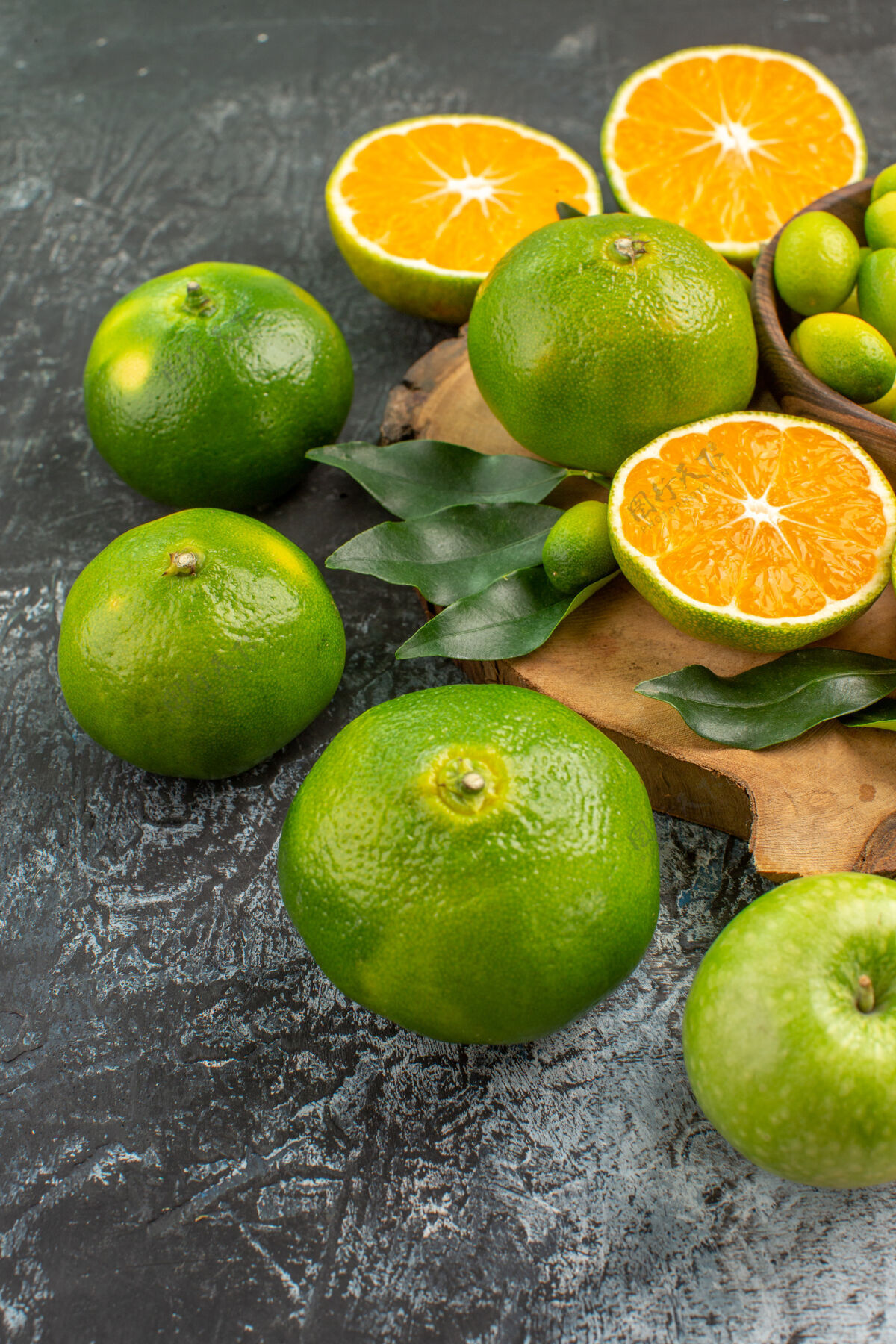 食品侧视柑橘类水果切菜板上开胃的柑橘类水果柑橘多汁酸橙