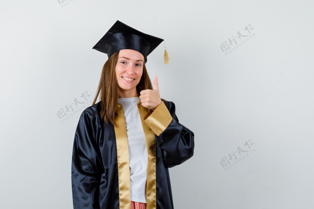 漂亮年轻的女毕业生穿着学院服 看起来很开心正面图微笑皮肤护理成人