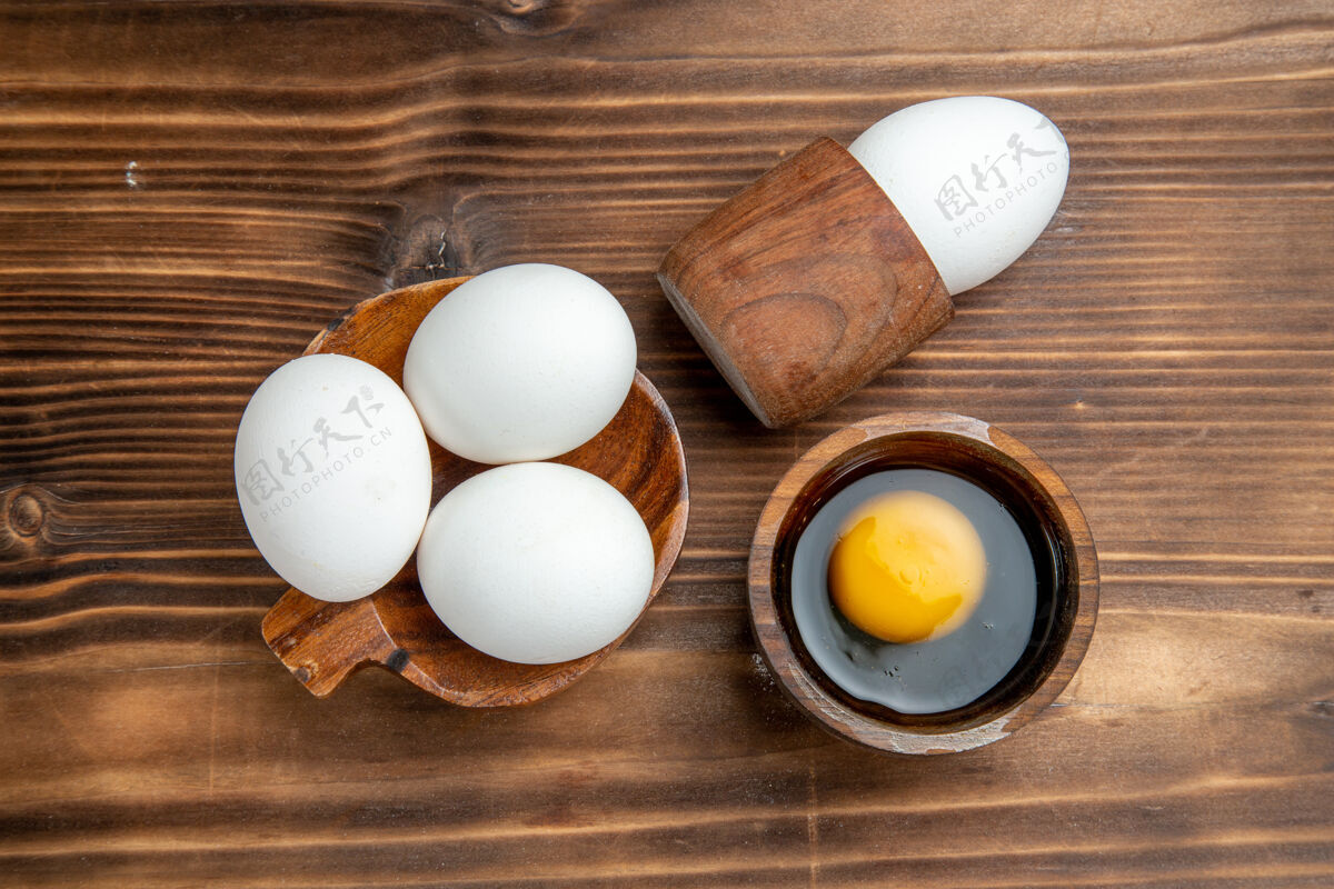 生的顶视图生鸡蛋全产品棕色表面鸡蛋食品早餐午餐面包健康产品配料午餐