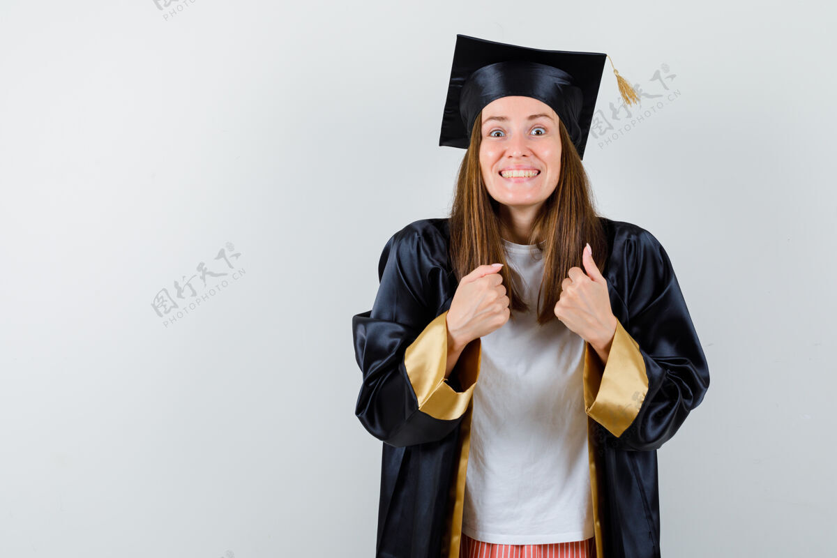 优胜者毕业的女人穿着休闲服 穿着制服 看起来很开心正面图成就肖像教育