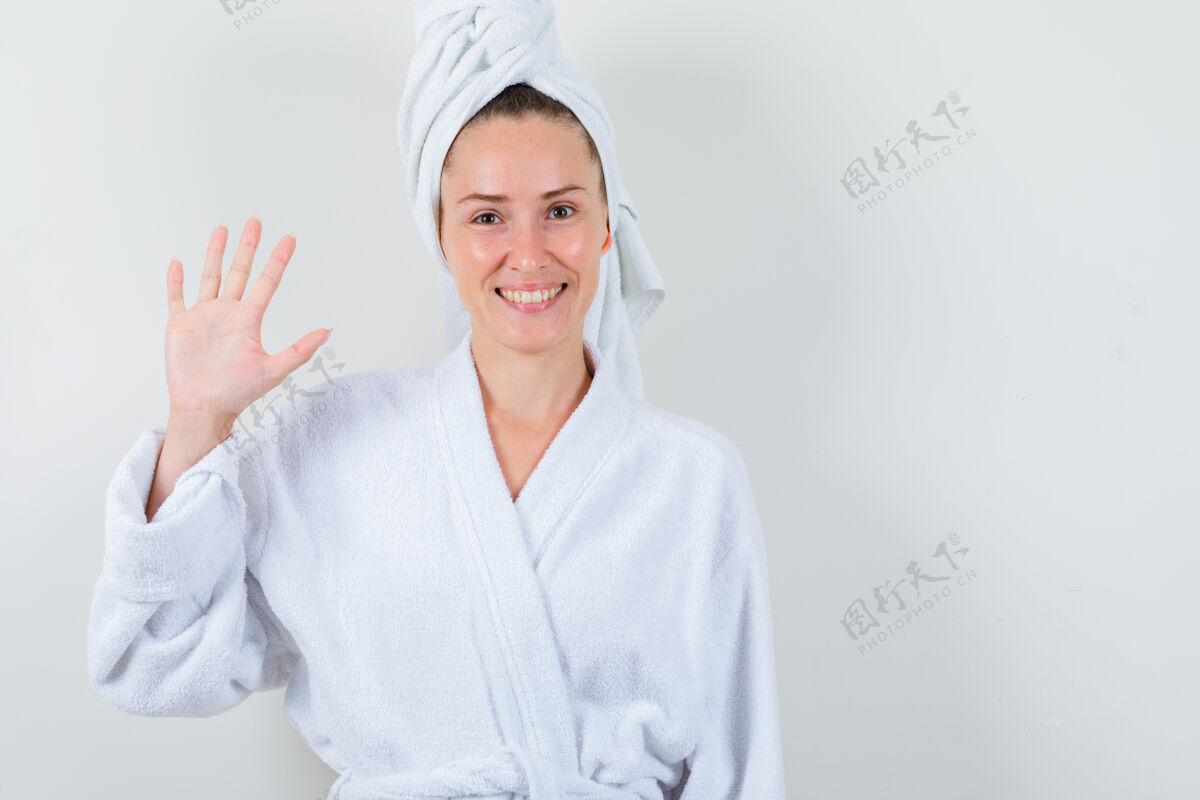 头发身穿白色浴衣 毛巾的五号年轻女士 看上去很高兴 正对着我看女性秀皮肤