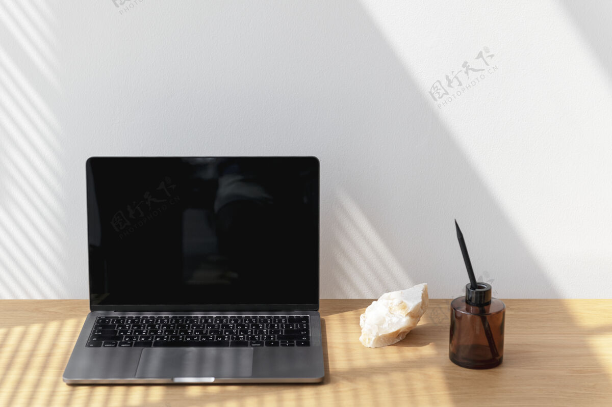 石头木制书桌上的个人笔记本电脑桌子在线笔记本电脑
