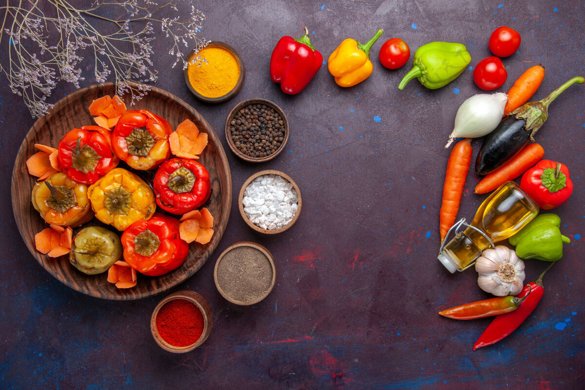 蔬菜顶视图熟甜椒与新鲜蔬菜和调味品的灰色表面一餐多尔玛食品蔬菜牛肉膳食晚餐饮食